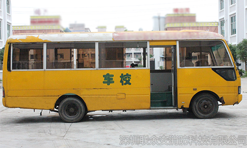校车