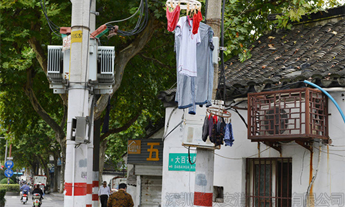 城中村电线上晾衣物